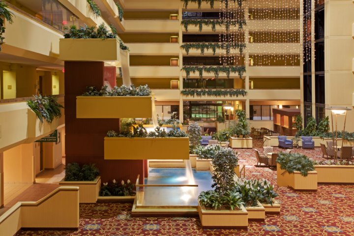 Holiday Inn Beaumont wedding fountain, wedding special Beaumont Tx, wedding venue special Beaumont Tx, wedding venue Beaumont Tx, wedding hotel Beaumont Tx